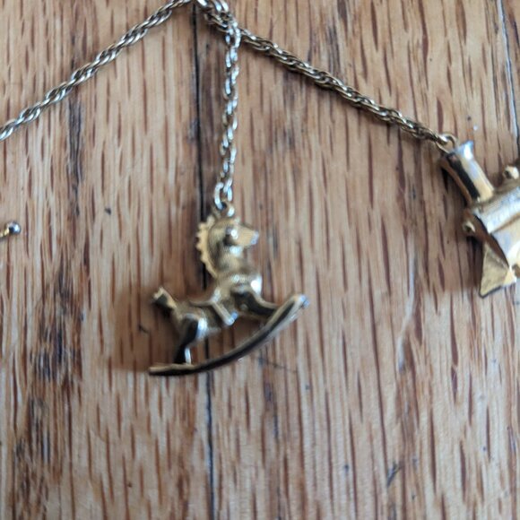 Vintage Trifari long chain necklace with 3 charms 1955-69 - Picture 4 of 10